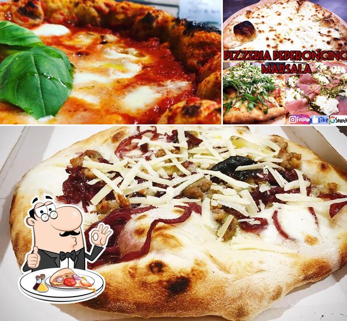 A Pizzeria Peperoncino, puoi prenderti una bella pizza