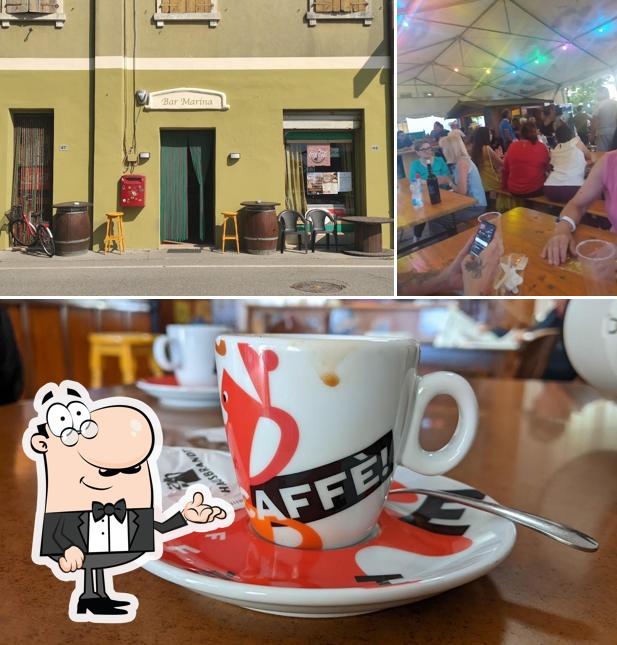 Bar Marina si caratterizza per la interni e cibo