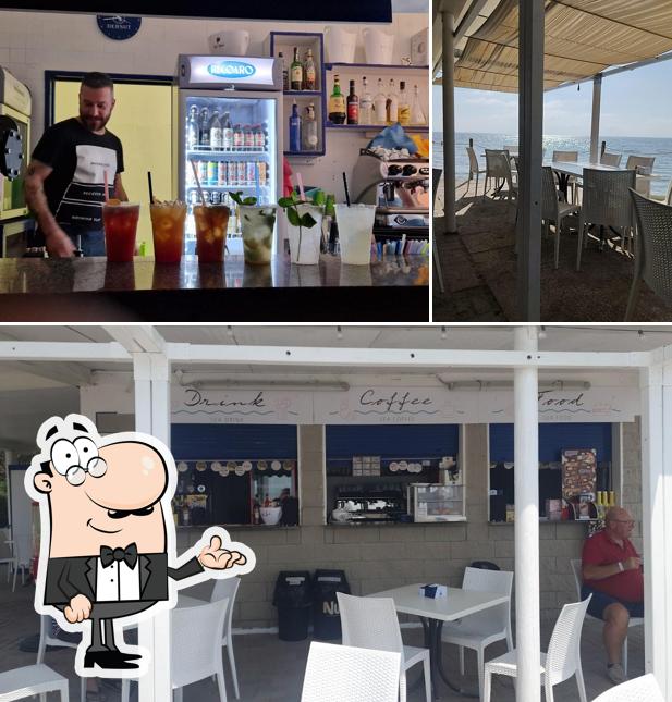 Gli interni di Miramare Rosapineta Beach Bar