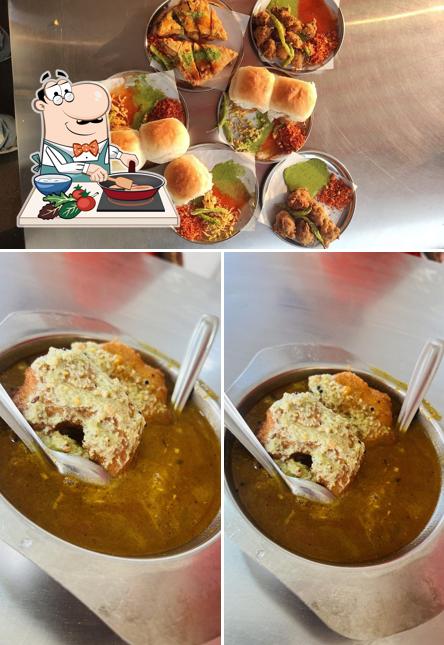 Chicken curry at Shriram Vadapav