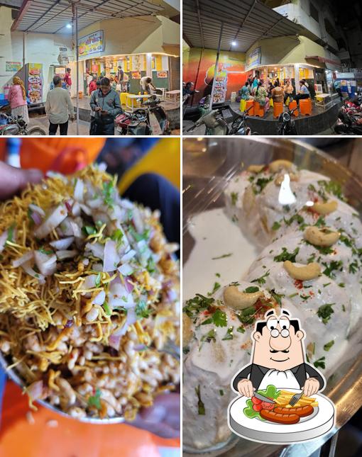 Among various things one can find food and exterior at Appaji Ki Bholeshankar Bhelpuri Centre