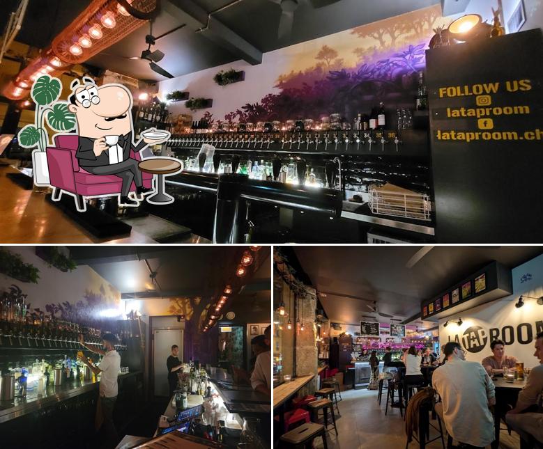 Dai un'occhiata agli interni di Mademoiselle Fifi Cocktail Bar