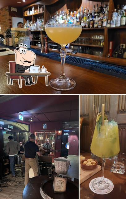 Guarda la immagine che raffigura la interni e cibo di Moonshiners Cocktail Bar