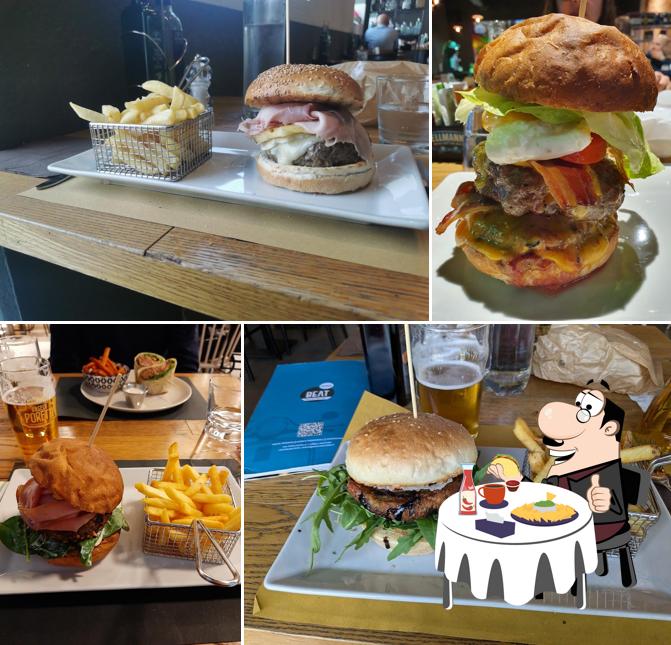 Gustati uno dei tipi di hamburger disponibili a Beat Restaurant