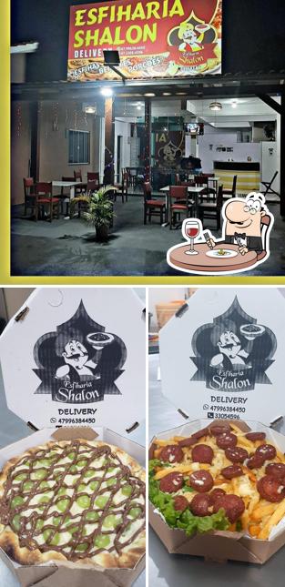 A comida e interior do restaurante