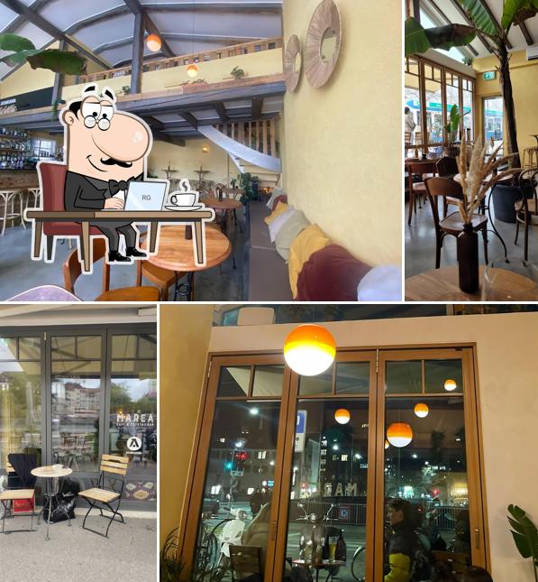 Siediti a un tavolo di Marea Cocktailbar