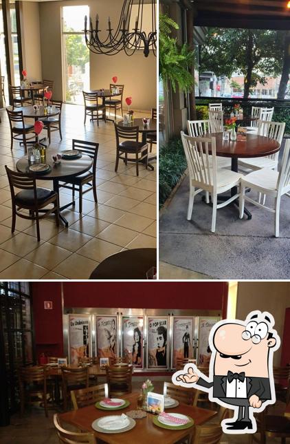 Sente em uma das mesas no Famosa Pizza