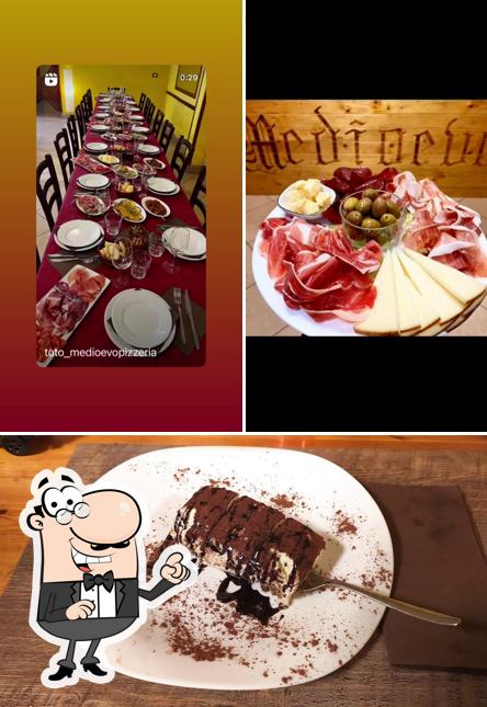 Siediti a un tavolo di Medioevo Monserrato
