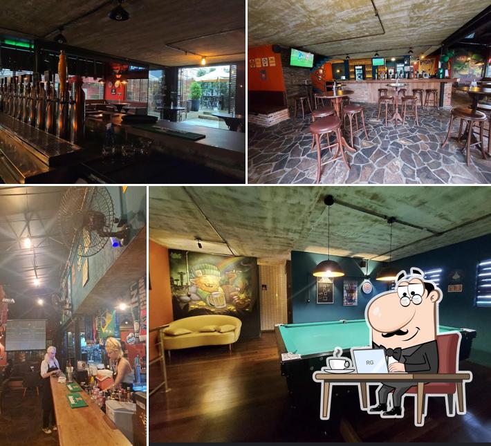 Sente em uma das mesas no Gigg's Bar