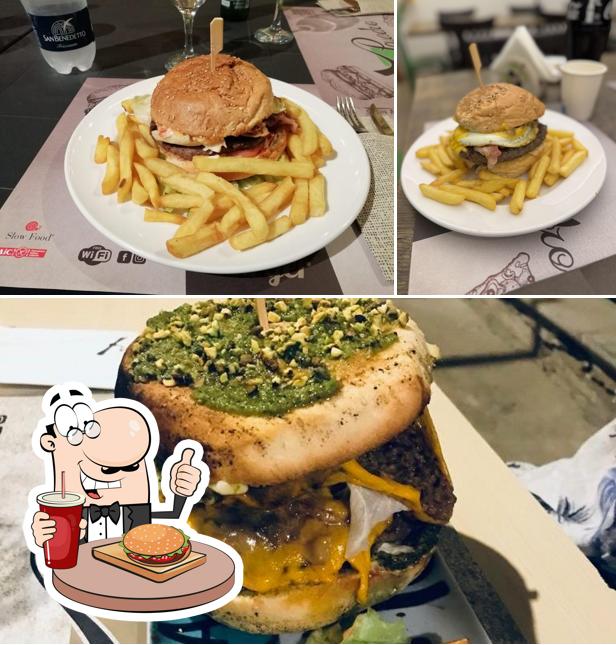 Ordina uno dei tipi di hamburger disponibili a Piquadro Risto Pizza&Burger Ordina uno dei tipi di hamburger disponibili a Piquadro Risto Pizza&Burger
