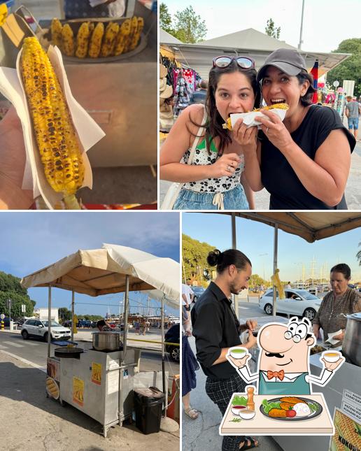 La immagine della cibo e esterno di Lady selling corn