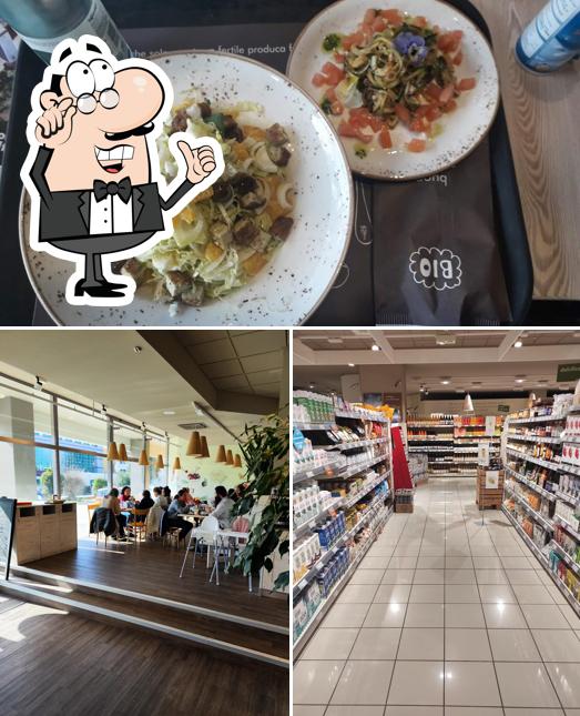 La interni e cibo del ristorante