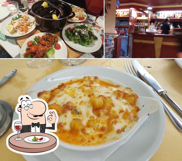 Ristorante Max Pomodoro si caratterizza per la cibo e bancone da bar