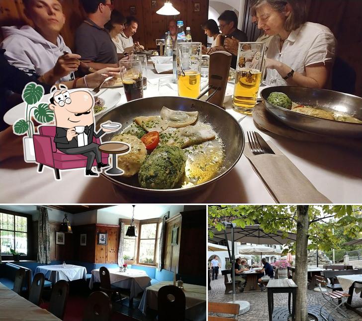 Siediti a un tavolo di Ristorante Wirt An Der Mahr