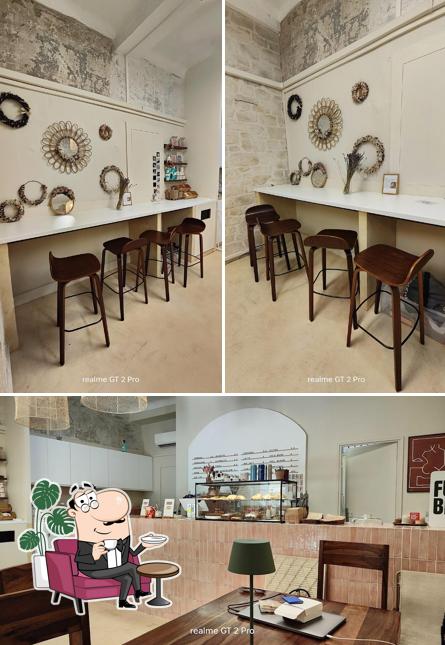 Installez-vous à l'une des tables de Full Bloom Café