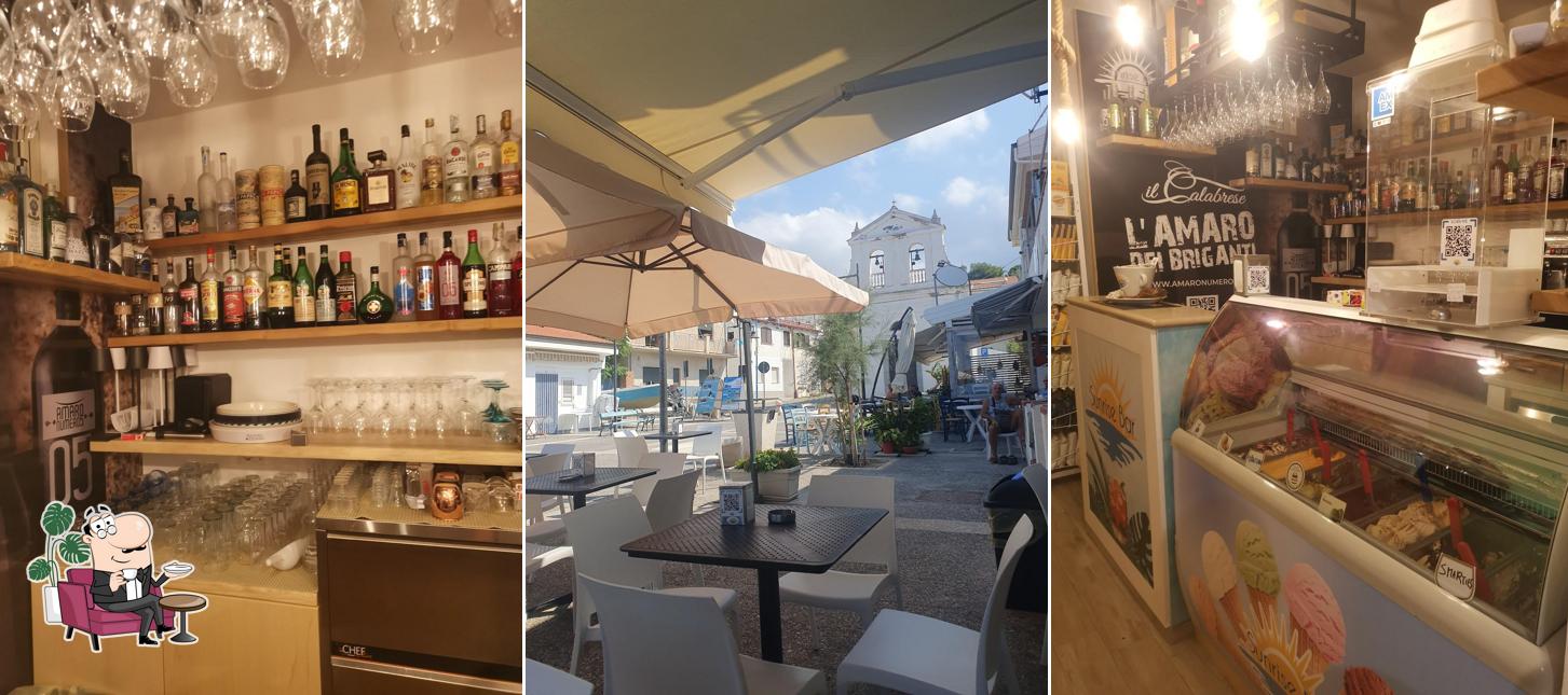 Gli interni di Sunrise Bar