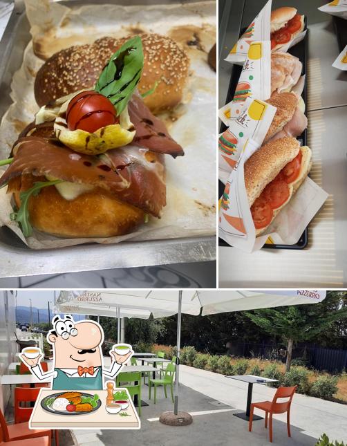 Tra le diverse cose da La Sosta - Bar Tabacchi - Self Service Ristoro si possono trovare la cibo e tavolo da pranzo