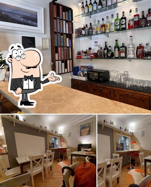 Siediti a un tavolo di Bar la Pergola ( quello fuori dal teatro)