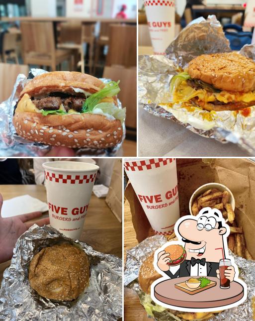 Prova un hamburger a Five Guys Florence