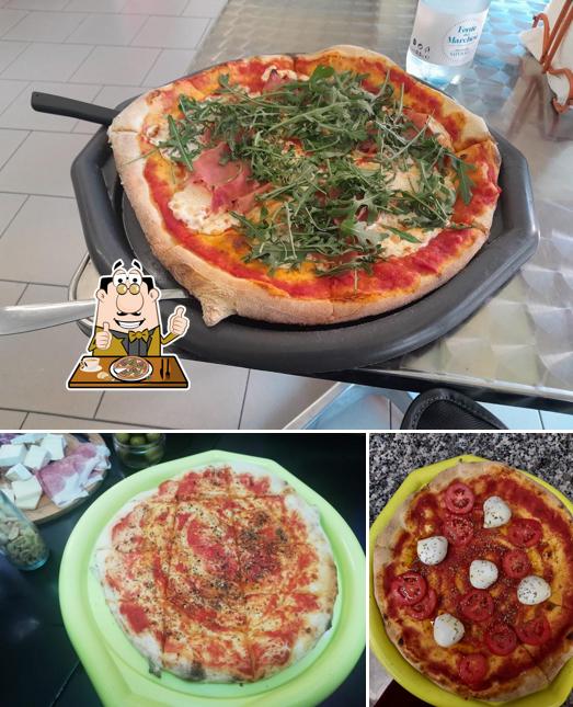 Scegli una pizza a Bar Erasmus