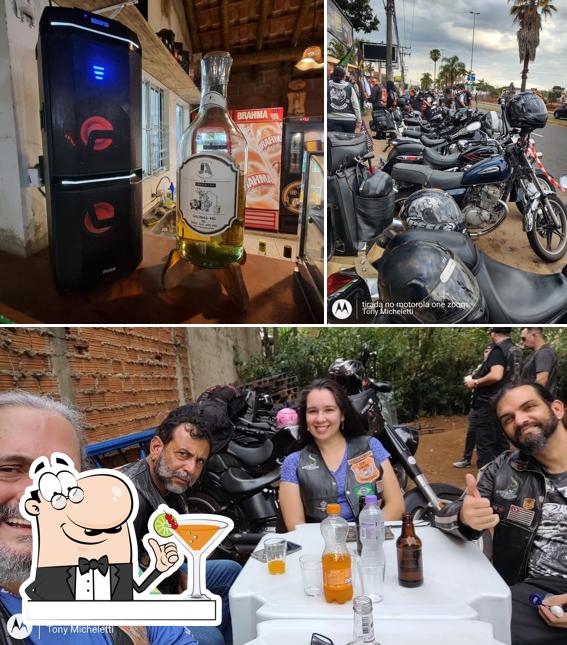 Esta é a imagem apresentando bebida e comida no Espaço Sertanejo