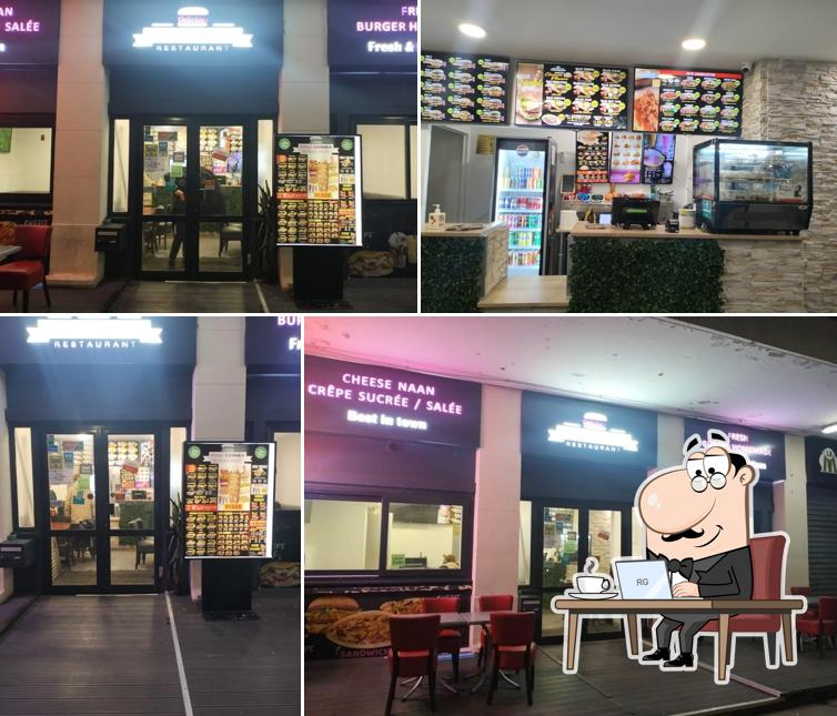Installez-vous à l'une des tables de Food Corner