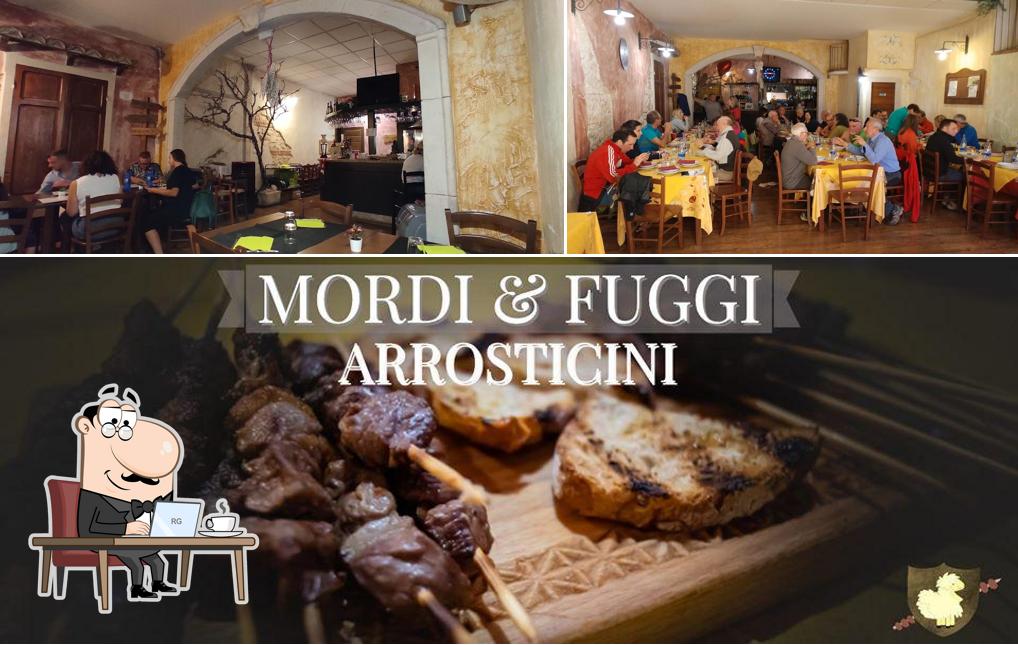 Questa è la foto che mostra la interni e cibo di Mordi E Fuggi