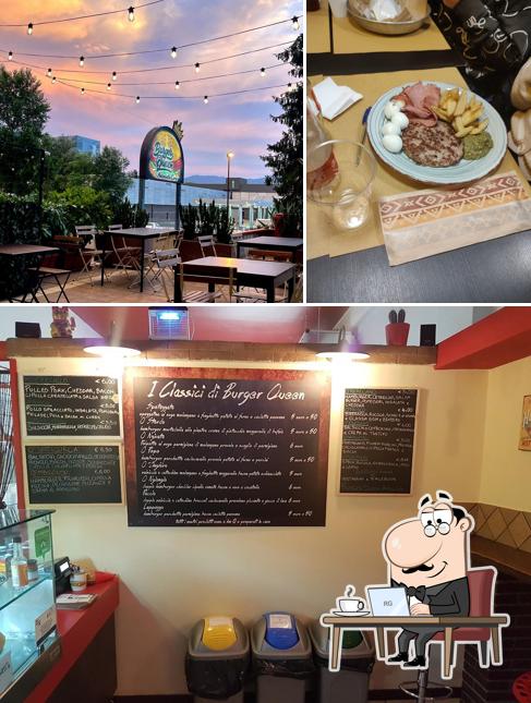 La interni e lavagna del ristorante