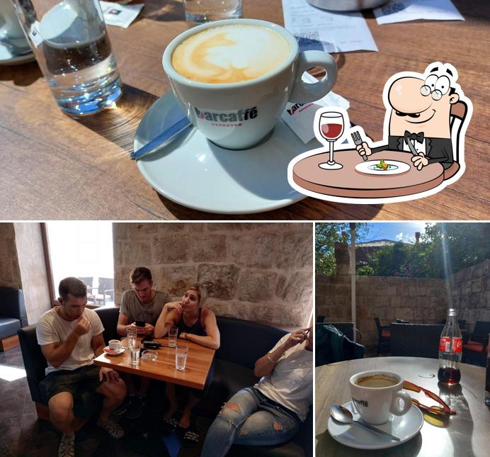 Caffe bar AS si caratterizza per la cibo e interni