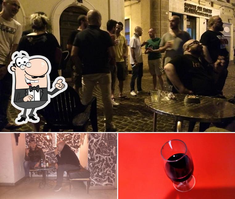 Le Petit Cafe' Snc Di Torresi Luigi & C. si caratterizza per la interni e vino