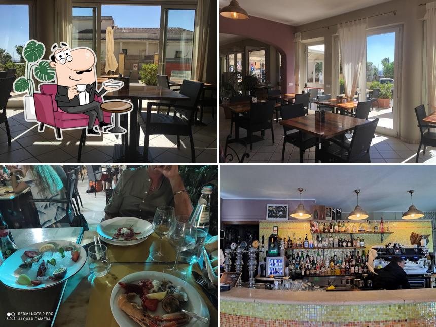 Siediti a un tavolo di Cocoloco Café & Bistrot