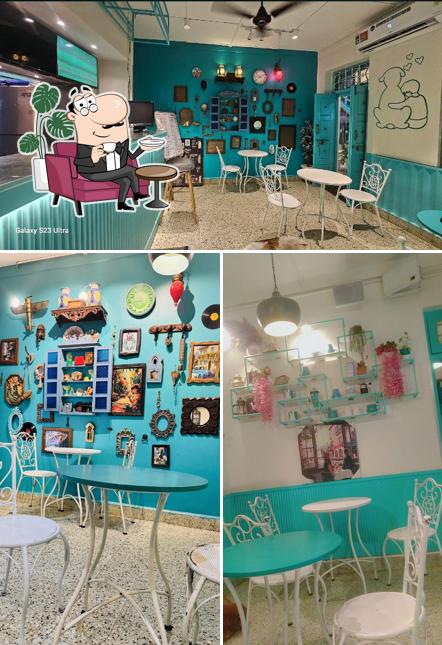 The interior of CAFE FLYING GYPSY'S