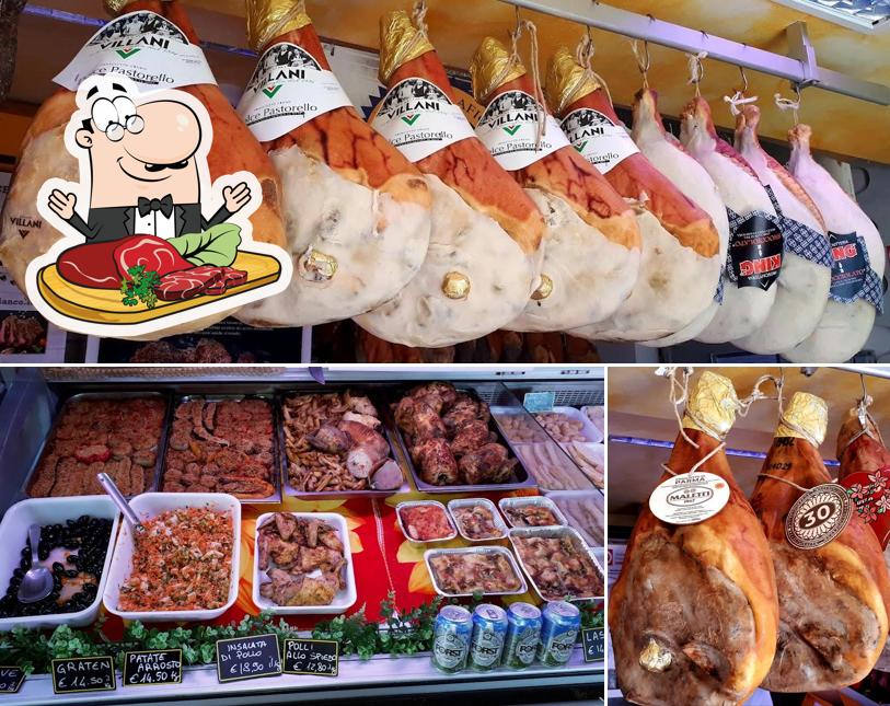 Piatti di carne vengono serviti a Marzioni Carni