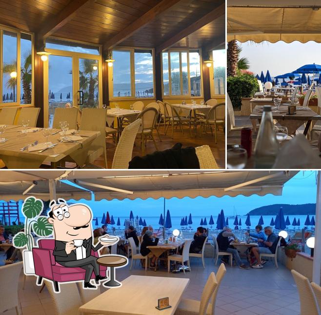 Siediti a un tavolo di Bar Ristorante Baia del Sole