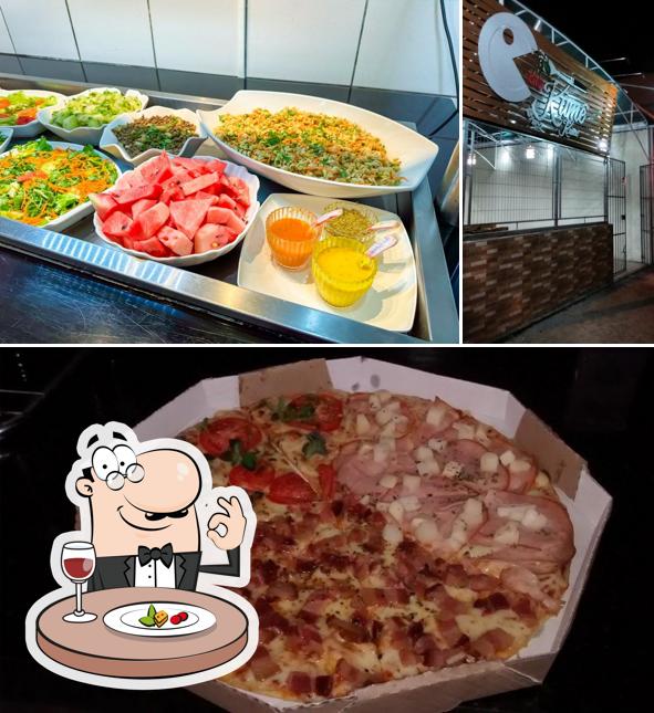 A imagem da comida e interior no Restaurante kumê kumê