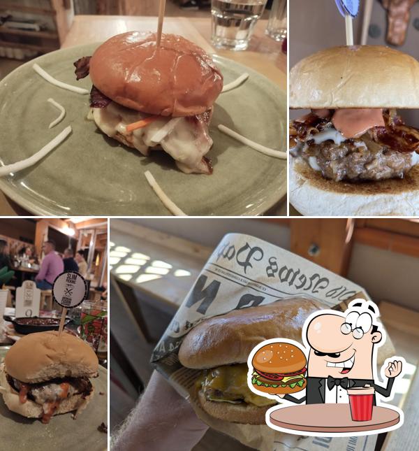 Ordina un hamburger a Slim Pickins American Fusion Restaurant