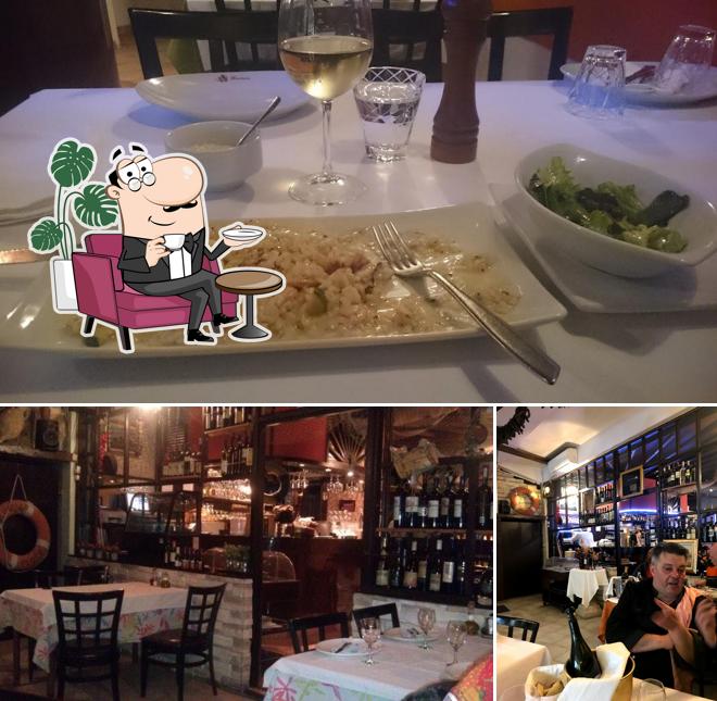 La immagine della interni e bancone da bar di Korkyra
