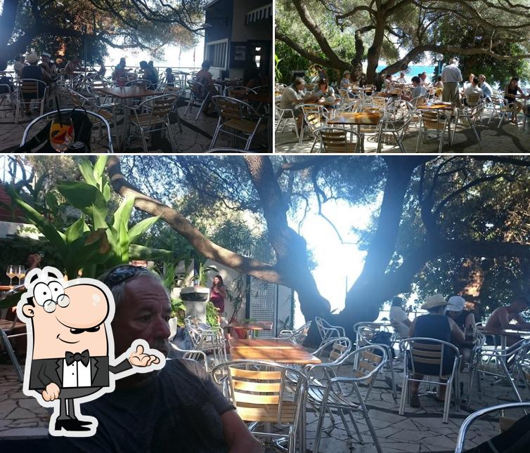 Siediti a un tavolo di L'Olivastro Bar