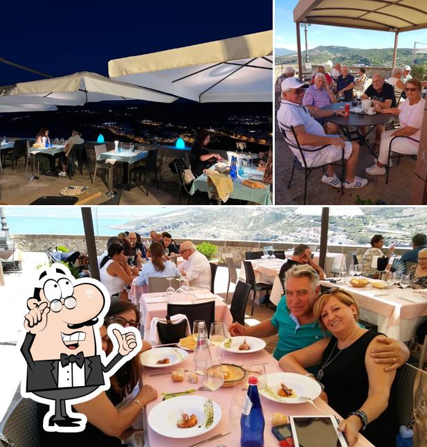 La foto di interni e tavolo da pranzo da Ristorante La Guardiola