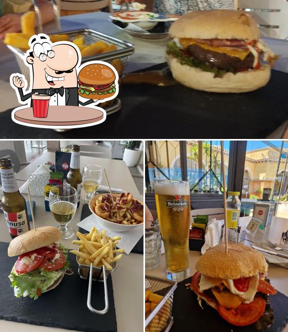 Ordina un hamburger a Bar Riva Azzurra