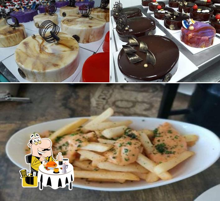 The image of food and interior at Writer’s Cafe
