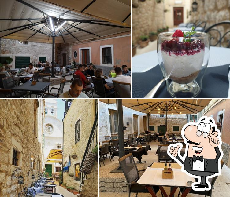 Siediti a un tavolo di Restoran No. 4