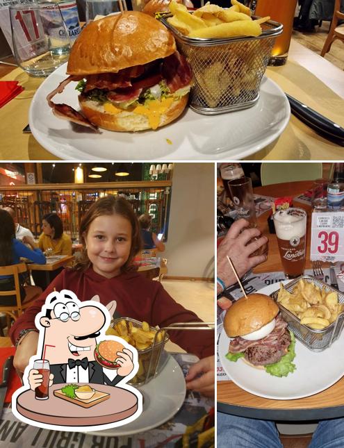 Prova un hamburger a Ox Pub Grill and Pizza
