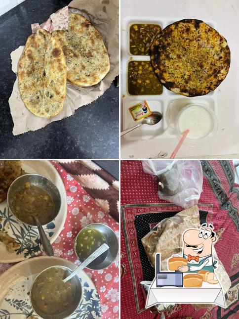 Garlic bread at Ambarsariya kulchewala