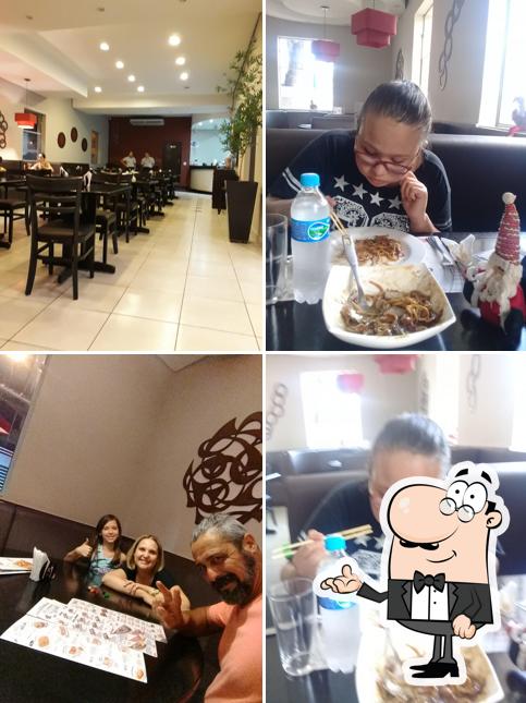 Sente em uma das mesas no China In Box Americana