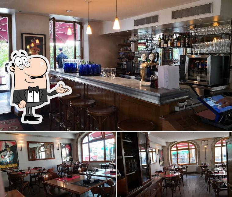 Dai un'occhiata agli interni di Café des Négociants