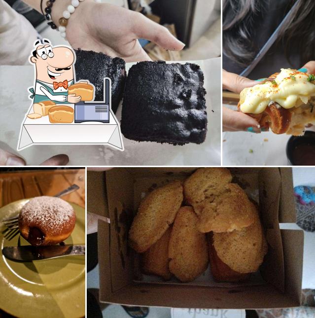 Garlic bread at Rolling In Dough