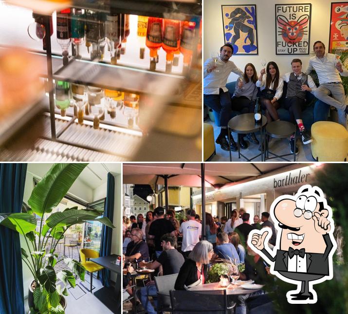 Siediti a un tavolo di bar thaler