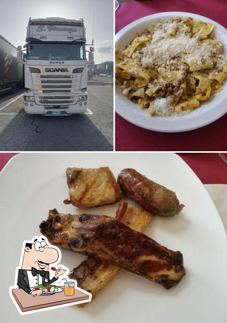 Questa è la foto che presenta la cibo e esterno di STAZIONE DI SERVIZIO IP VALENTINI