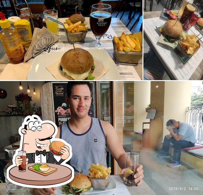 Ordina uno dei tipi di hamburger proposti a Rufus